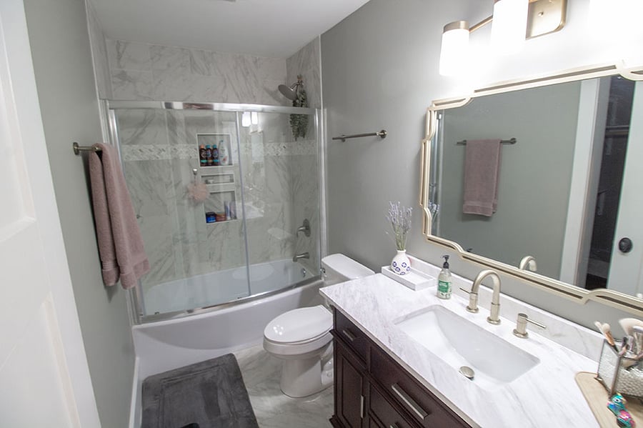 En-suite full bath off primary