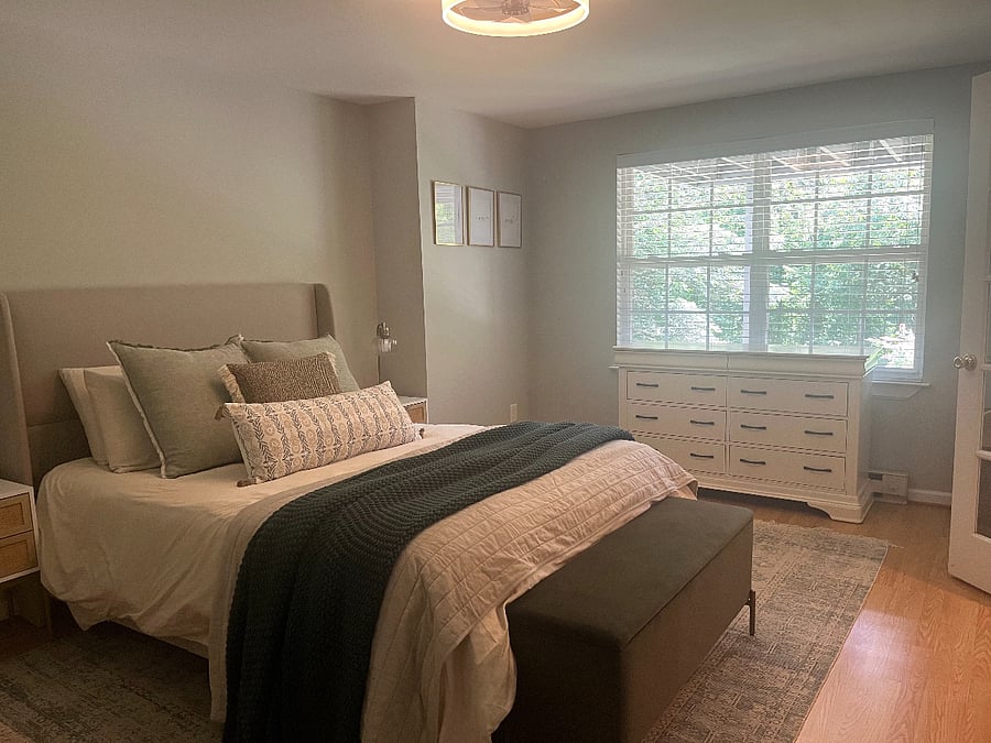 Bedroom with queen sized bed