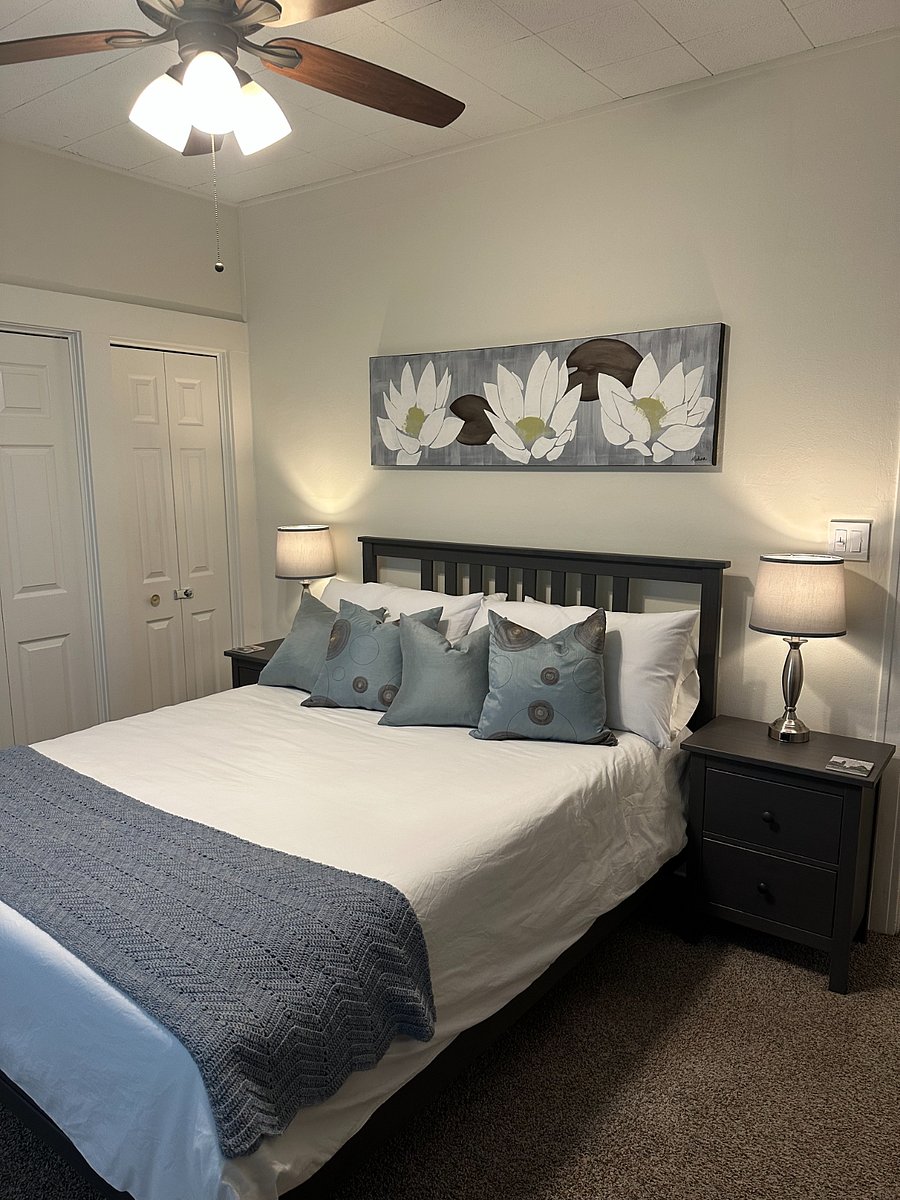 Middle bedroom with queen size bed