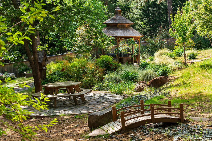 The gardens and hot tub