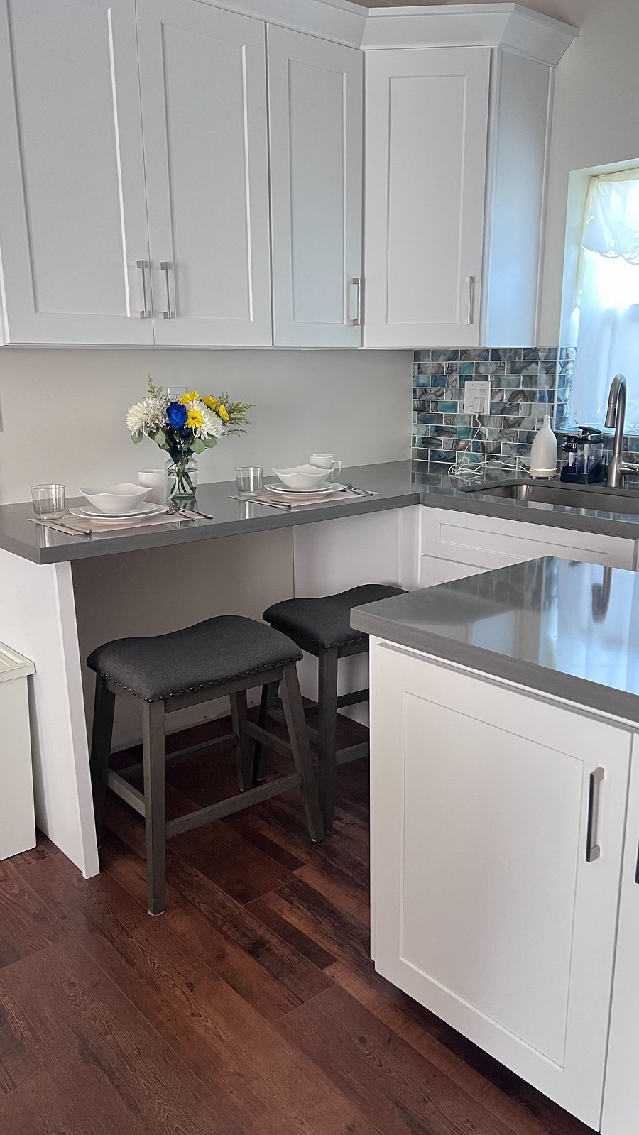 pull out Kitchen Island with 2 stools 