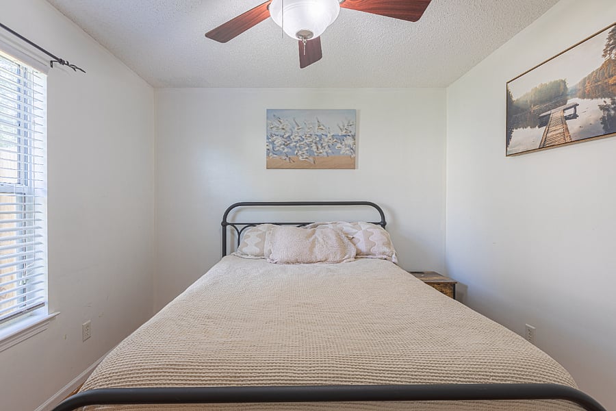 Queen bed, closet, and relaxing dcor, perfect for guests or colleagues.