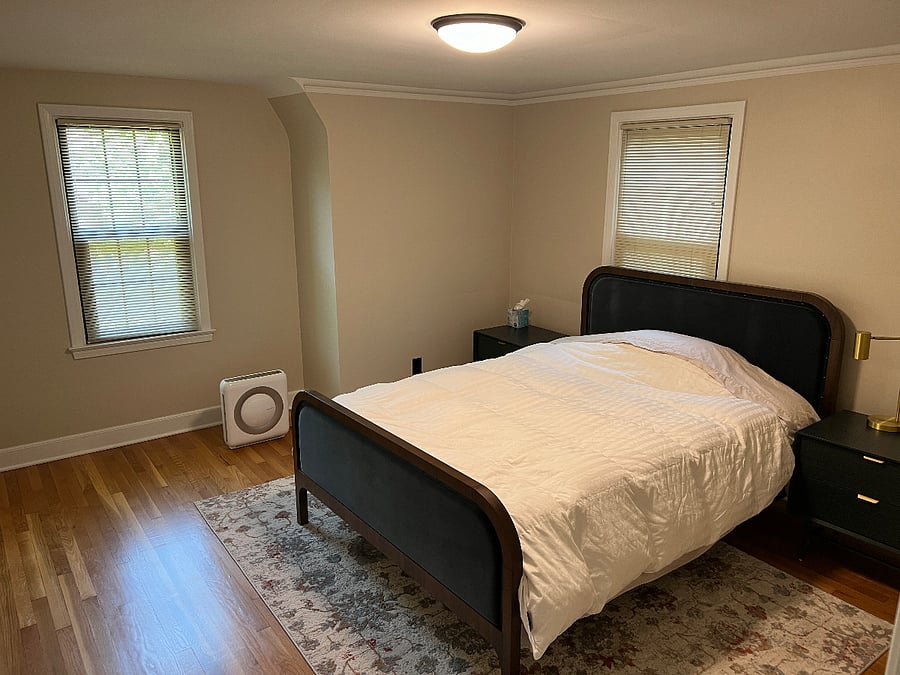 Bedroom with queen size bed