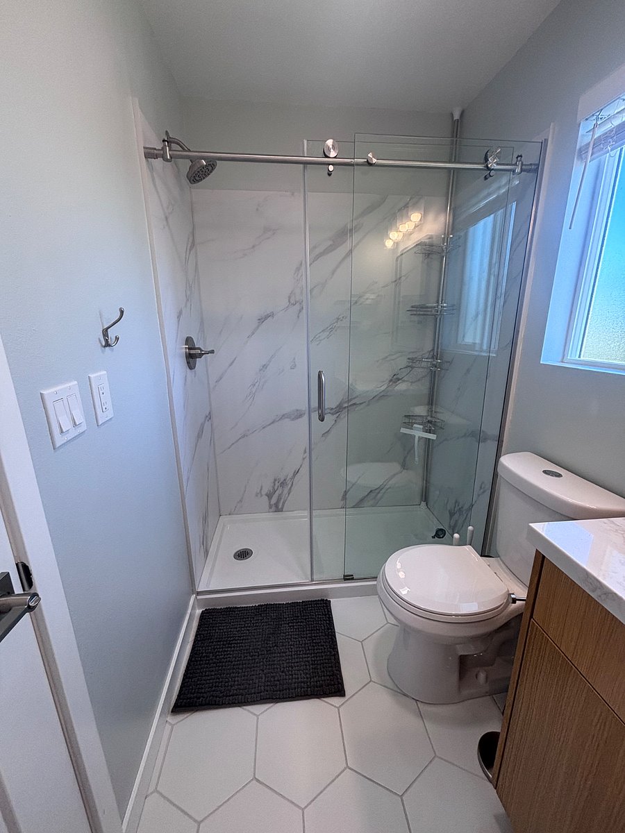 Upstairs full bathroom