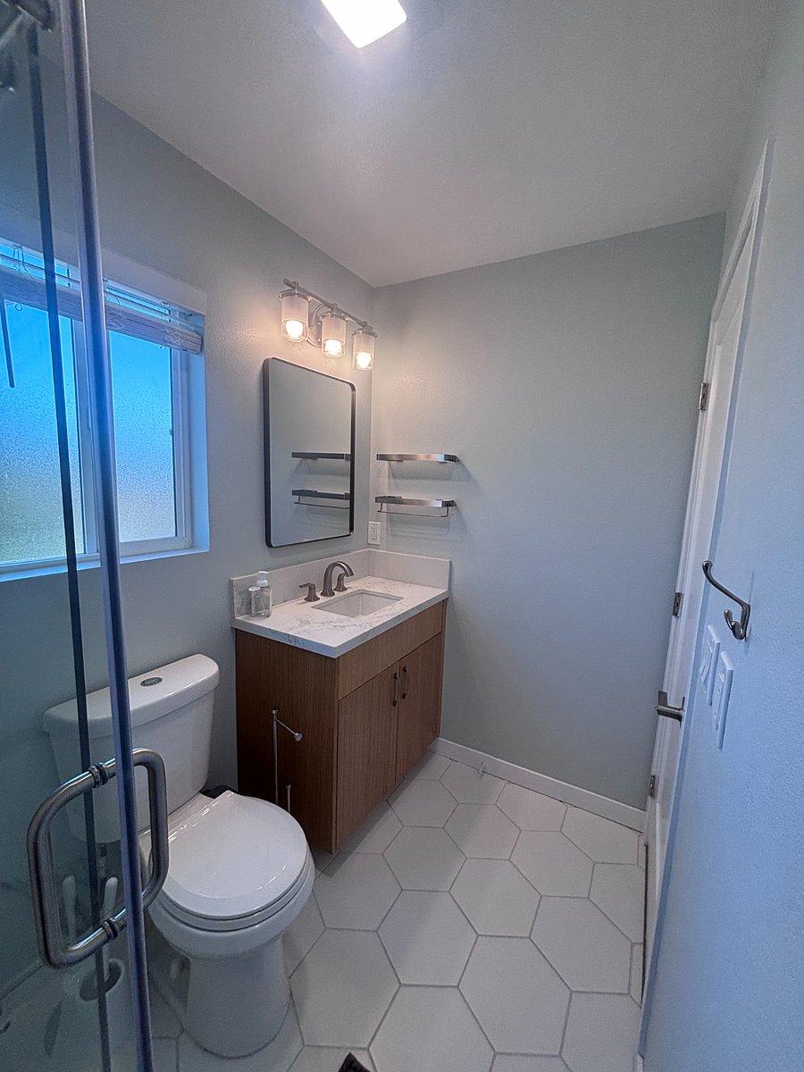 Upstairs full bathroom