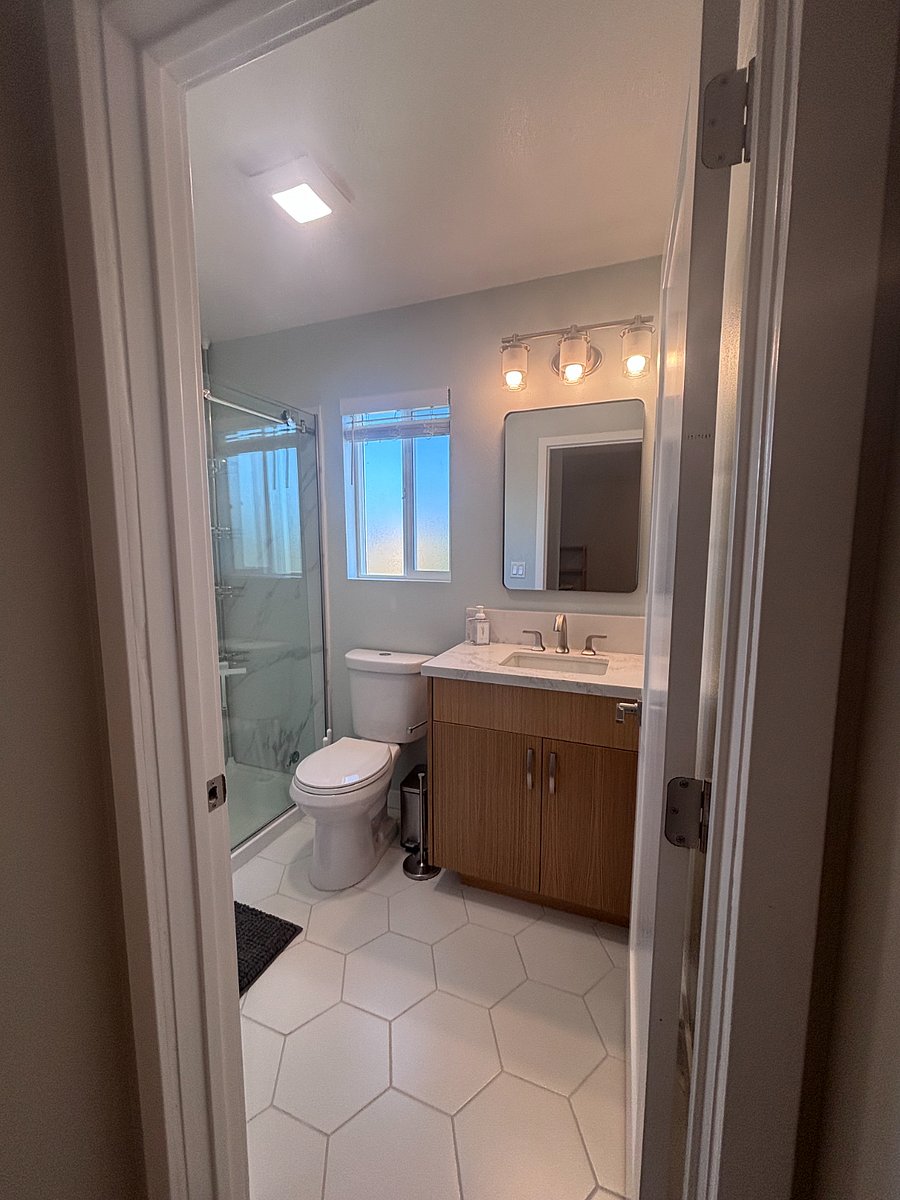 Upstairs full bathroom
