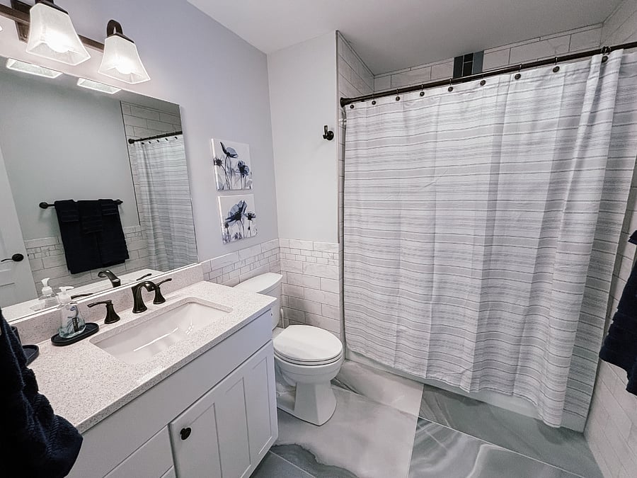 Main Bathroom (Newly Renovated!)