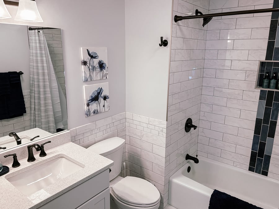 Main Bathroom (Newly Renovated!)