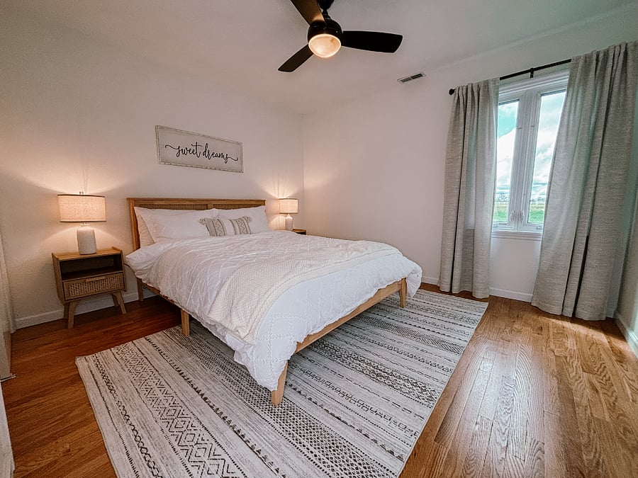 Bedroom 2 (Queen Bed)