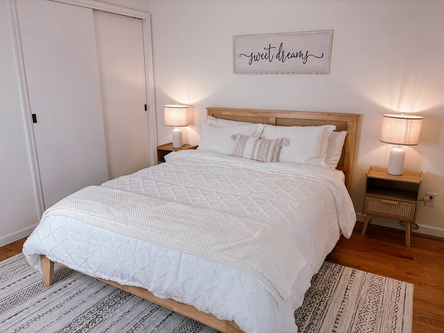 Bedroom 2 (Queen Bed)

