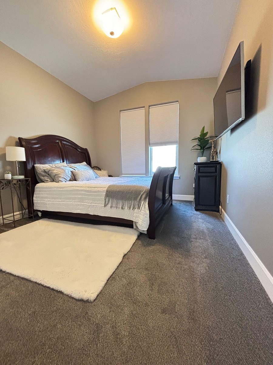 Guest Queen Bedroom