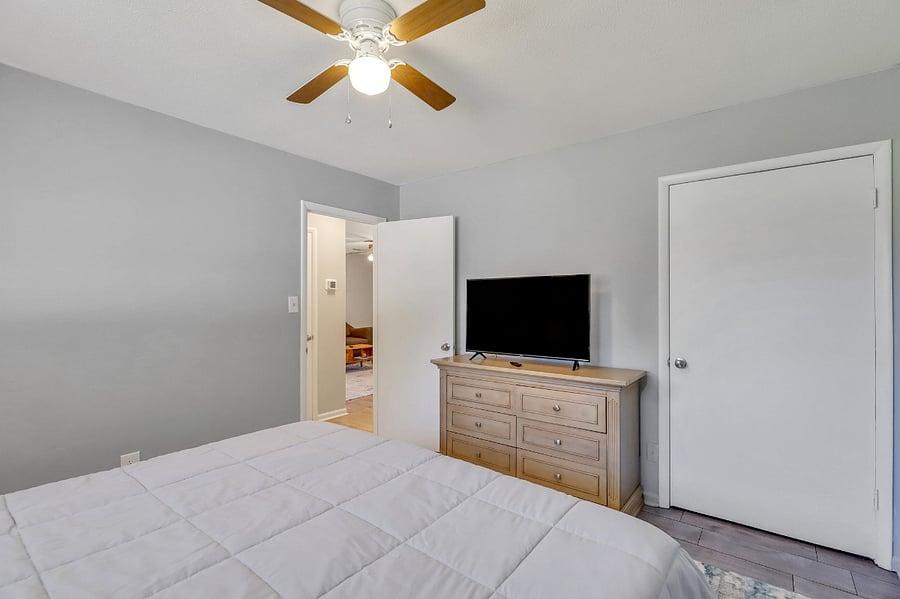 Guest room with Queen bed, twin plus twin trundle.