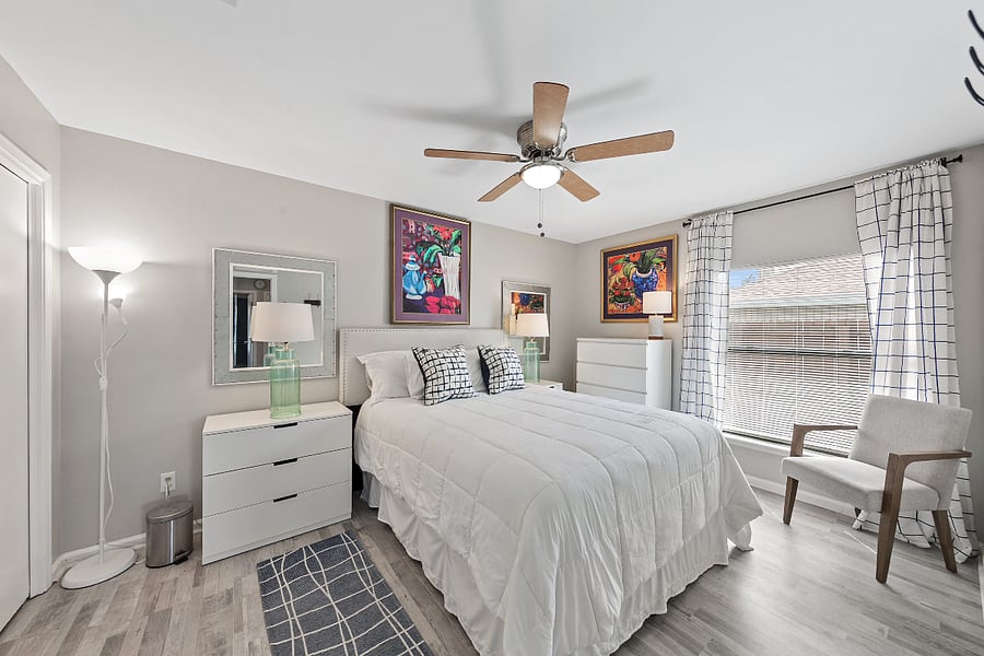 Queen bed.