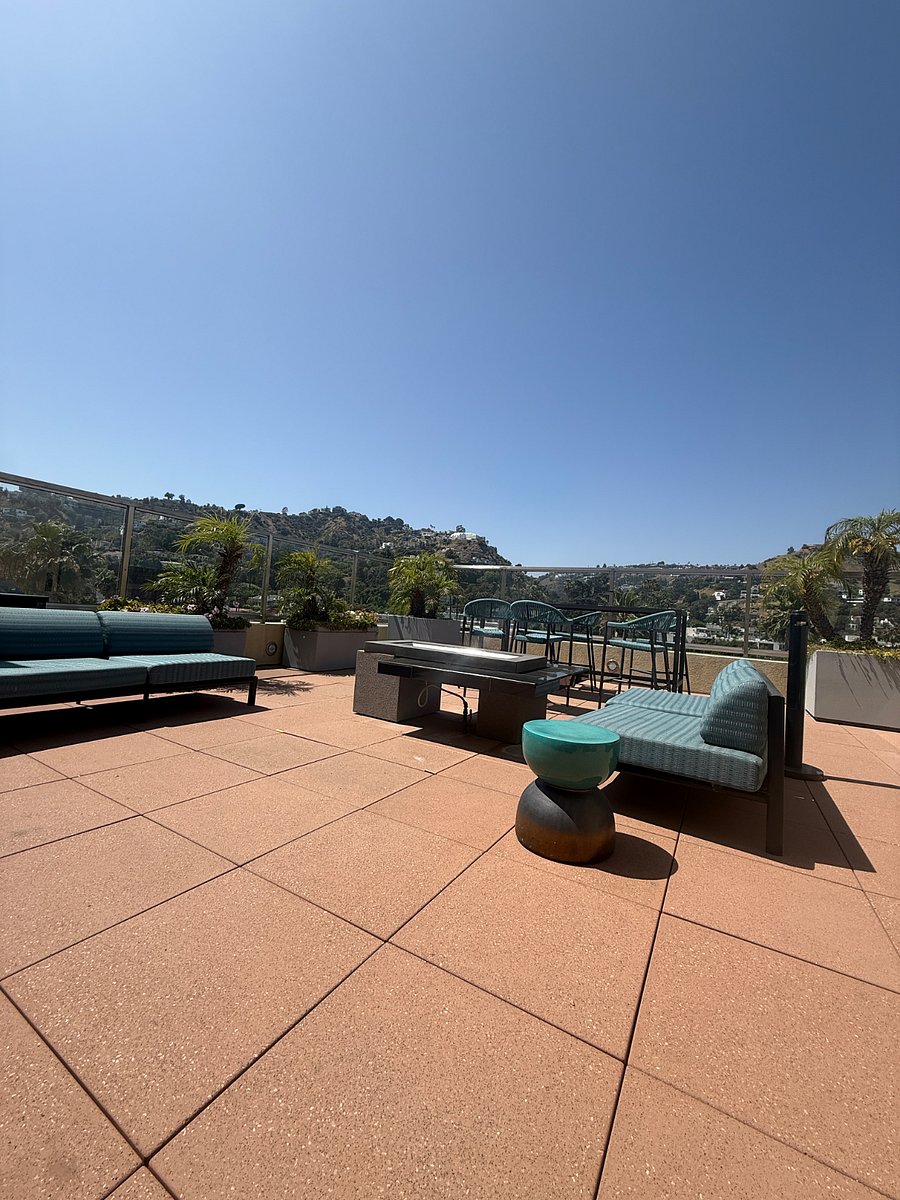 Skyloung overlooking Hollywood Hillws