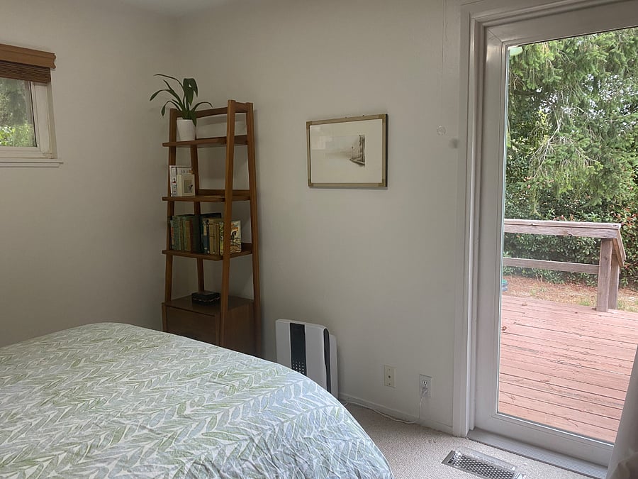 Back bedroom-Double bed.