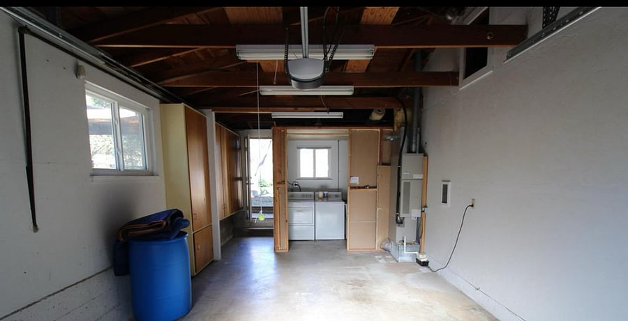 Single car garage with remote.