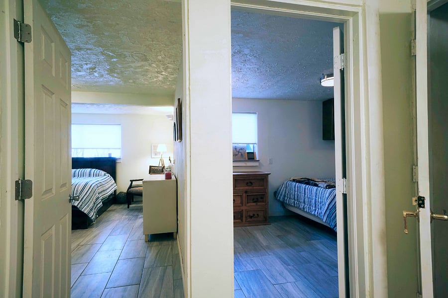 Two bed rooms with 2 Queens