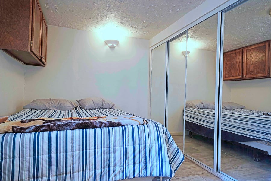 8' mirrored closet 