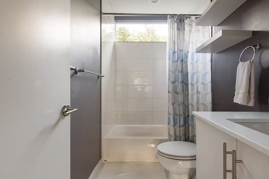 Bathroom 2 (second floor)
