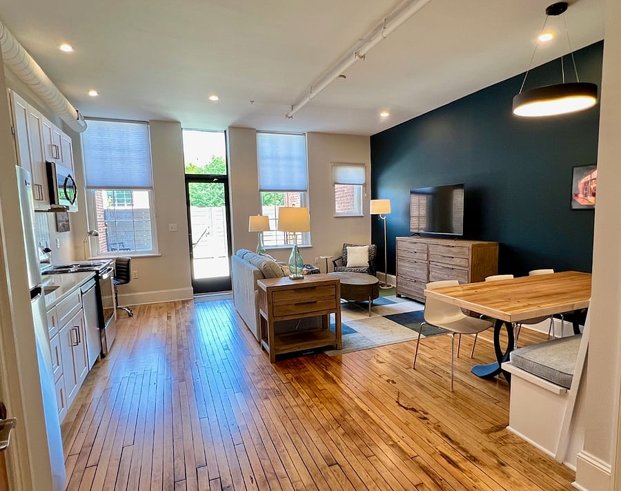 Spacious kitchen, dining, living area with both natural and artificial lighting.Li