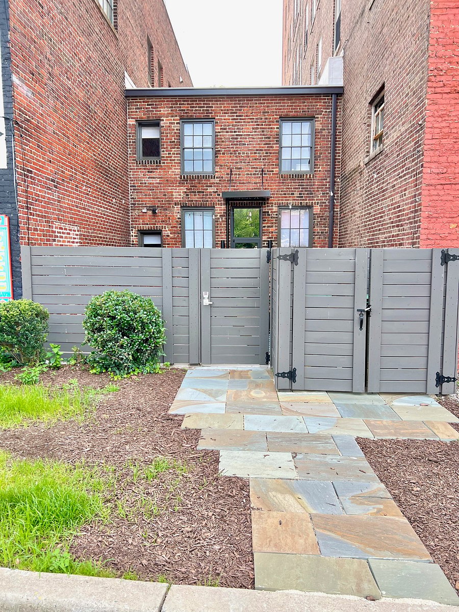 Rear entrance to the apartment. Gate with high security lock (see photo at the end). 