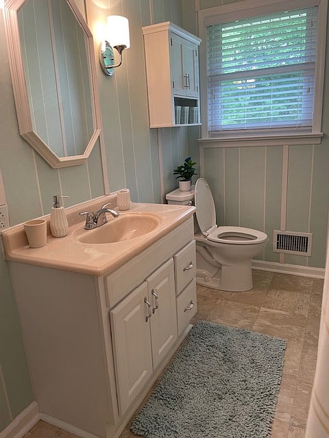 Guest bathroom with tub/shower