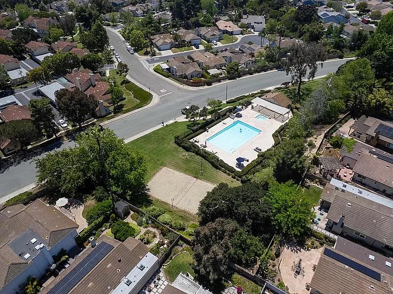 HUGE SALTWATER HEATED POOL, SPA and sunning deck.