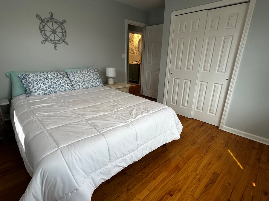 First floor bedroom queen adjustable bed