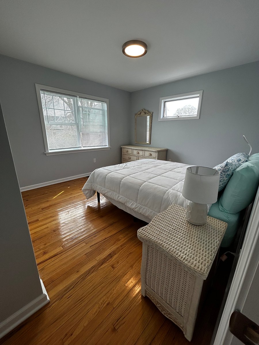 First floor queen adjustable bed