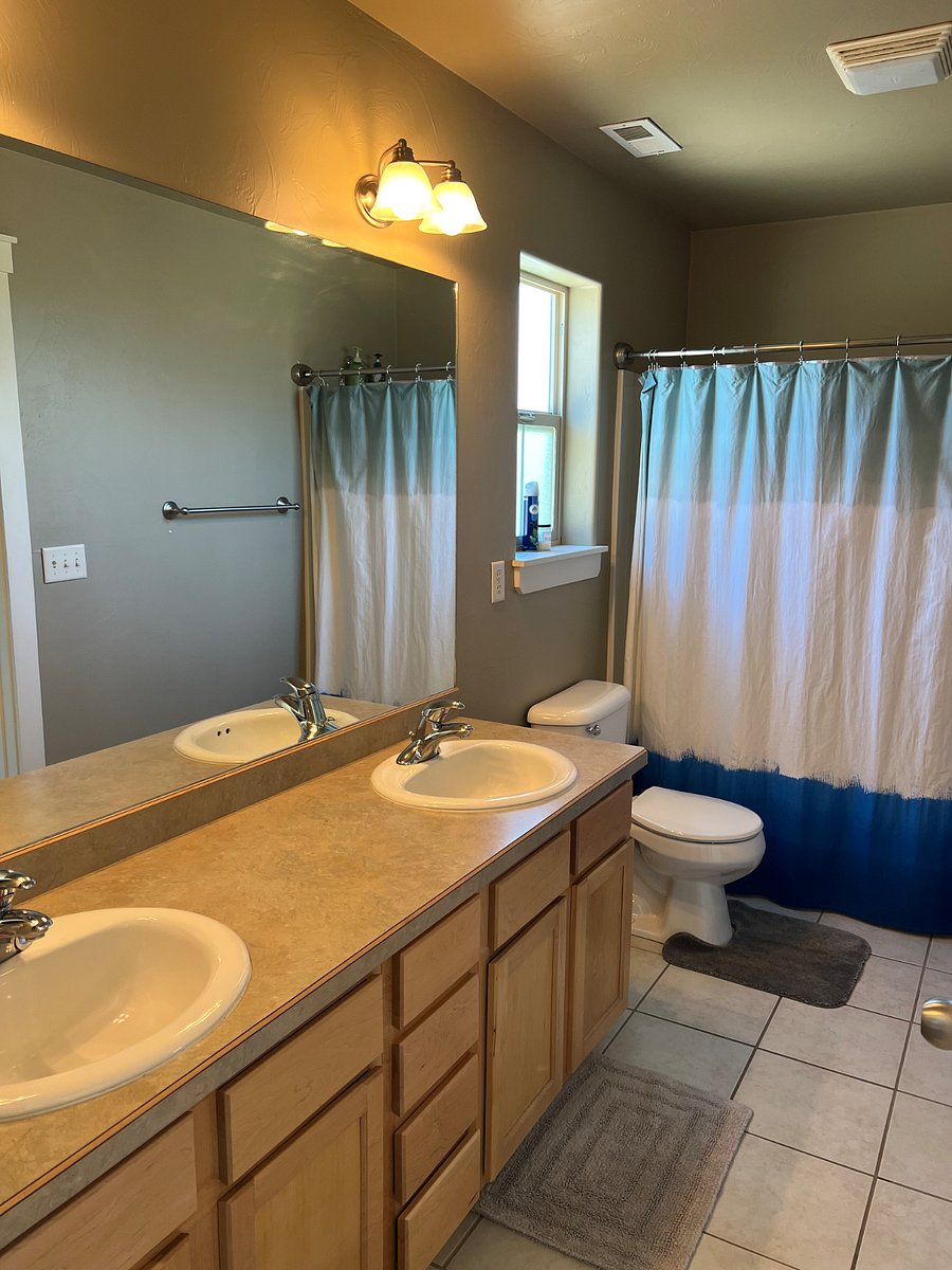Shared second bathroom, with 2 adjoining queen rooms