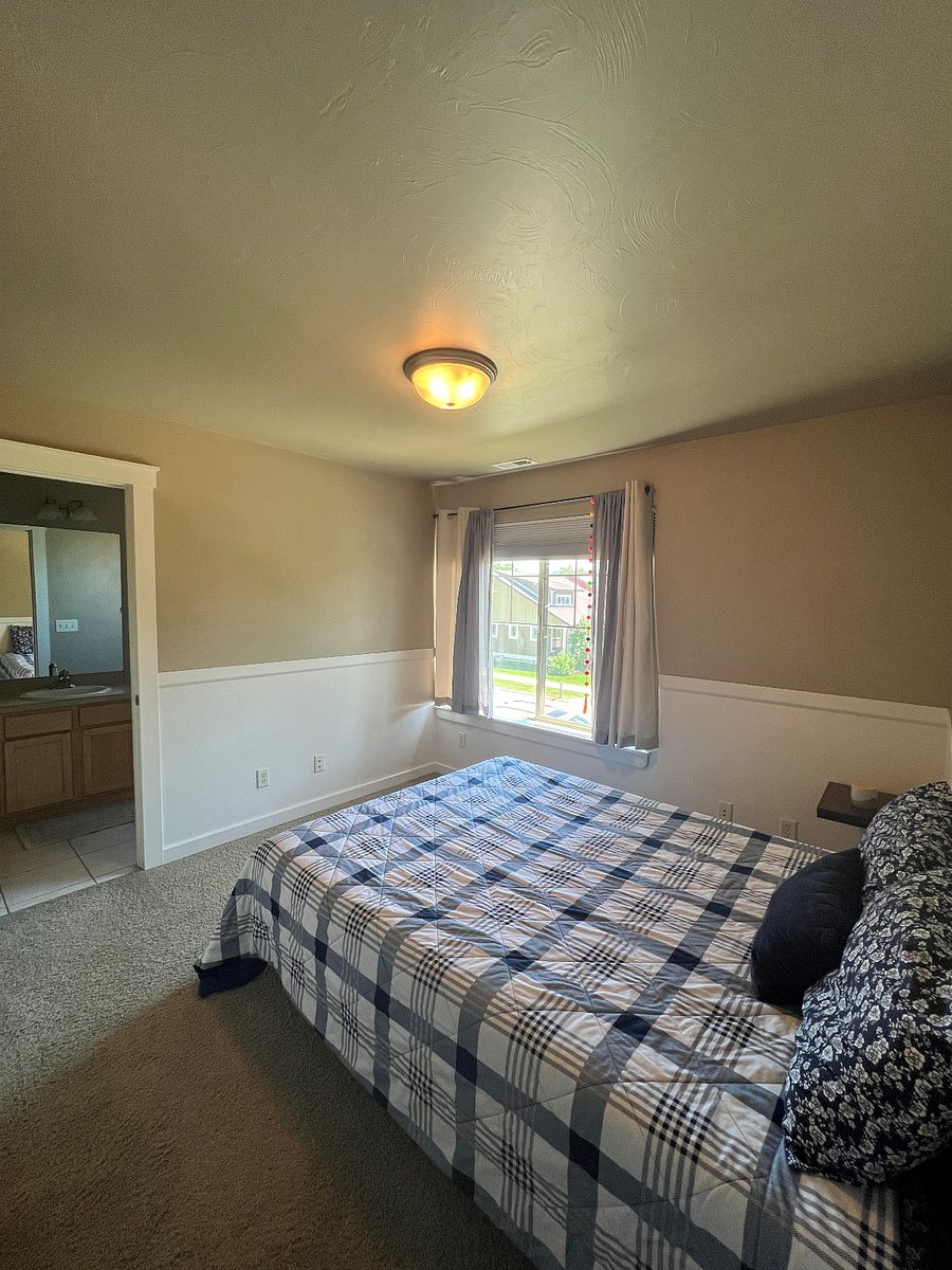 Upstairs Queen bedroom #1