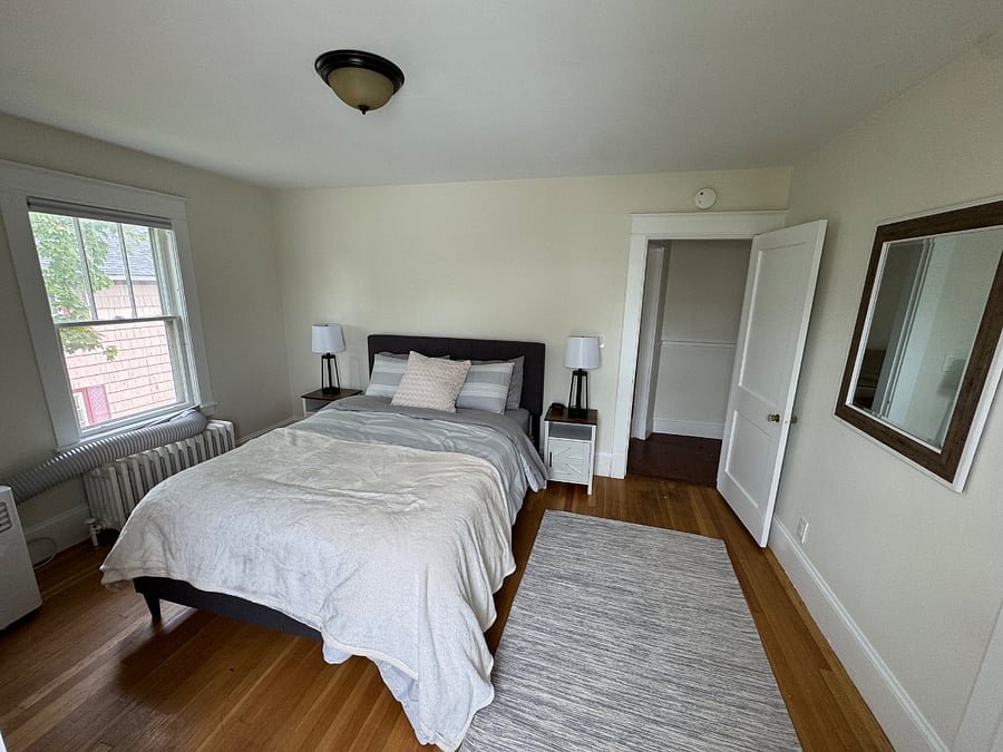Queen size bed.