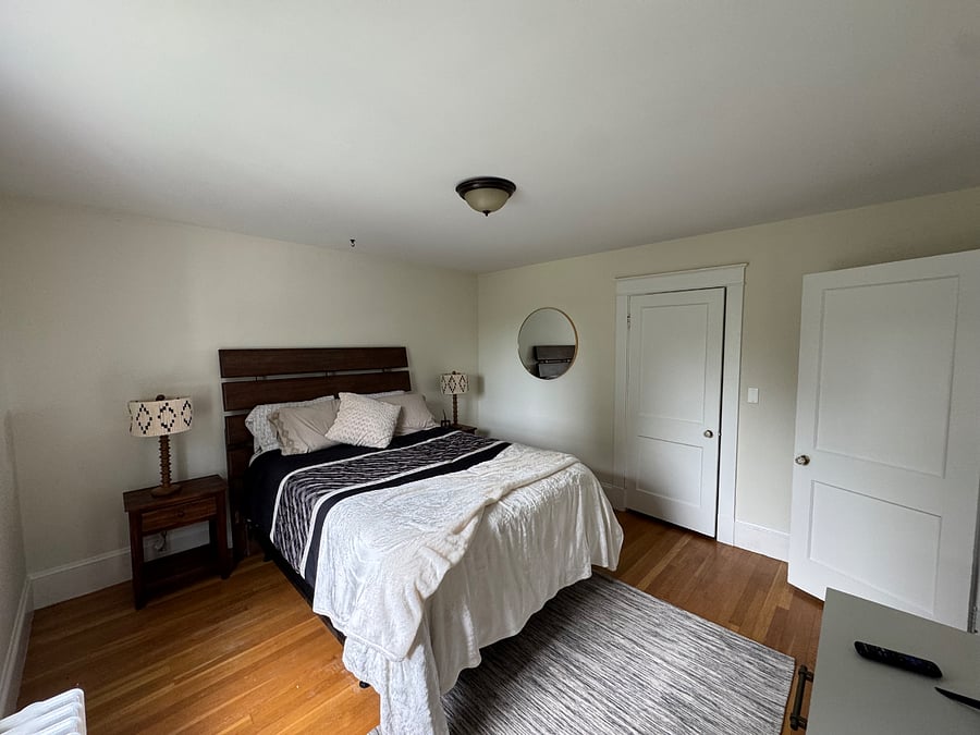 Queen size bed.