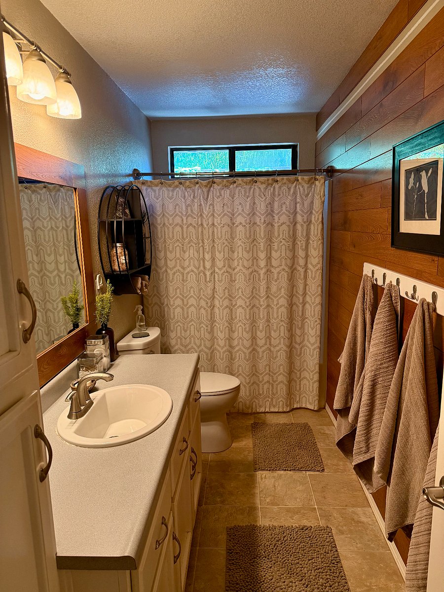 Bathroom w/ Shower & Bathtub