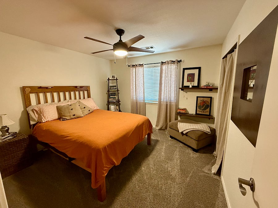 Bedroom w/ Queen Bed