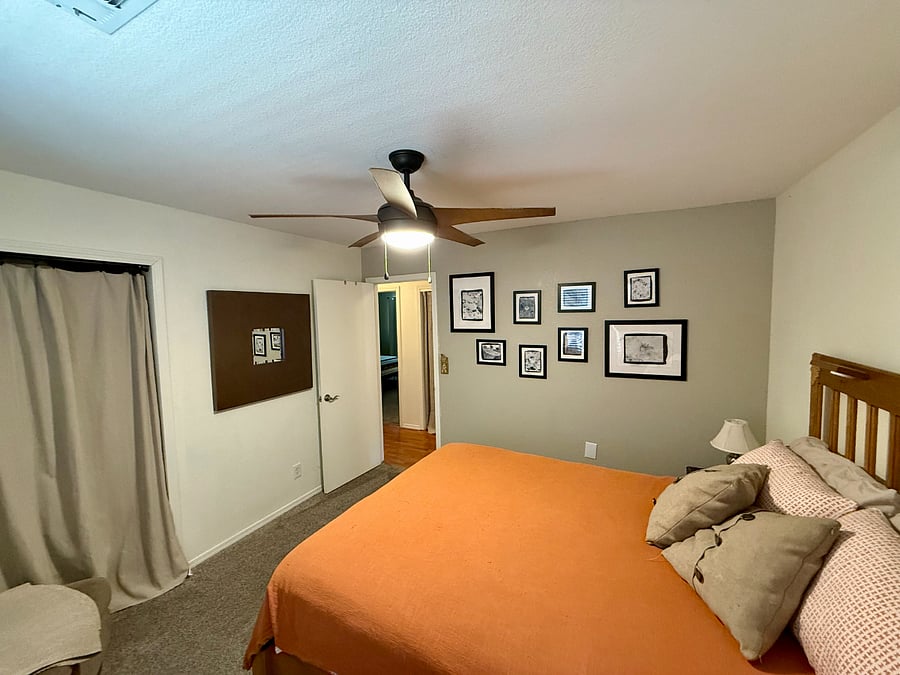 Bedroom w/ Queen Bed