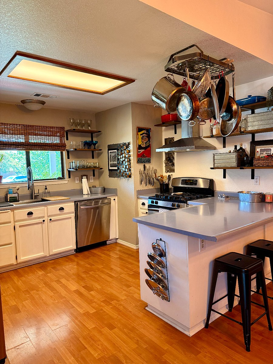 Kitchen w/ Gas Stove