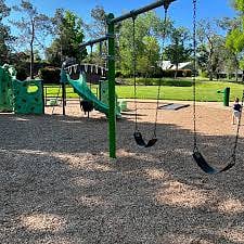 Minder Park - 5 minute walk/next to walking trails for dogs