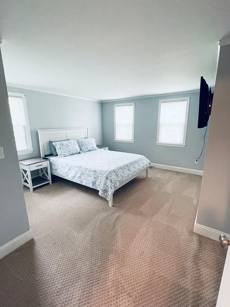 2nd bedroom upstairs with queen bed and smart TV. Full bathroom just outside in the hall.