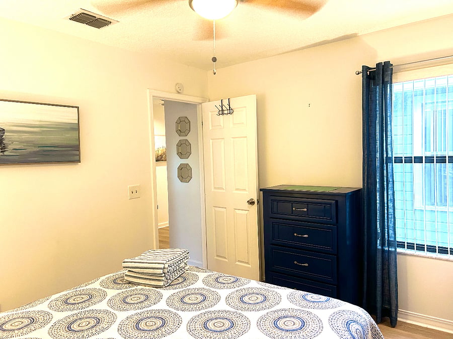 2nd bedroom queen bed