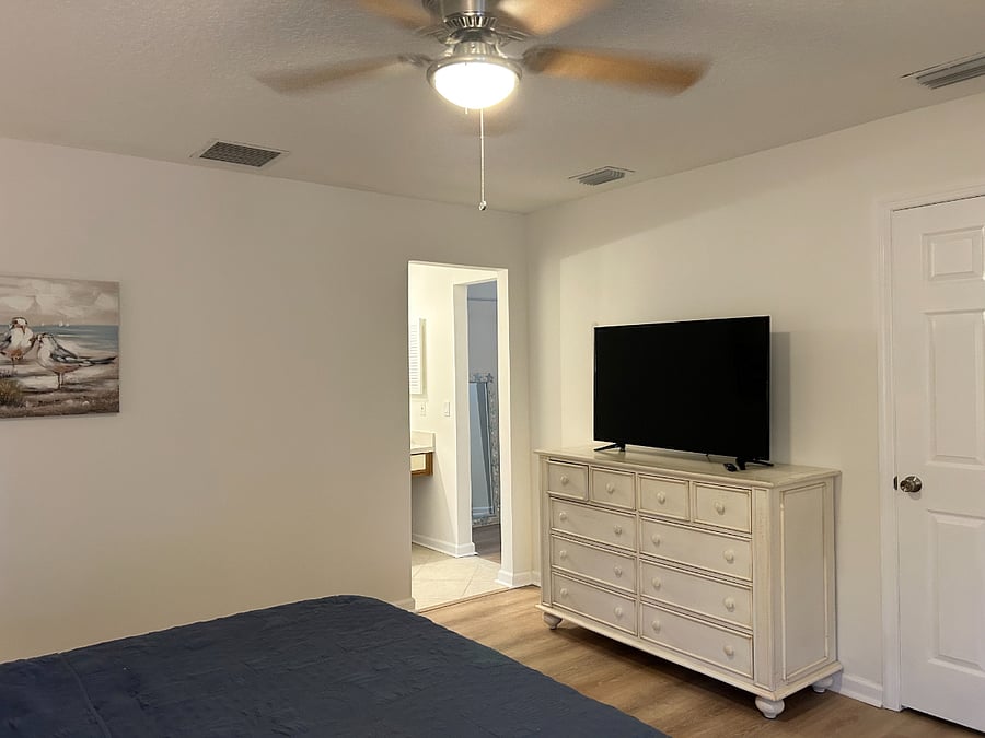 main bedroom -king bed