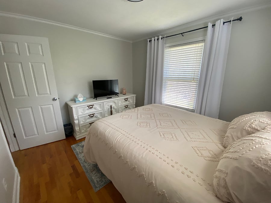 Guest room #1- Queen bed, smart TV