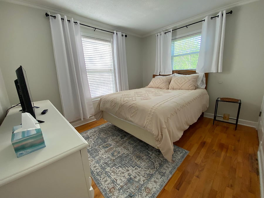 Guest room #1- Queen bed