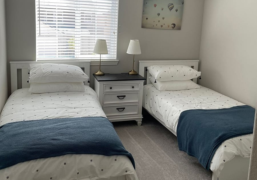 4th bedroom w/twin beds