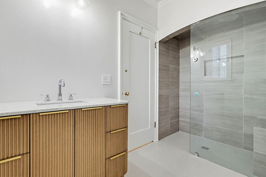 First floor guest bathroom 