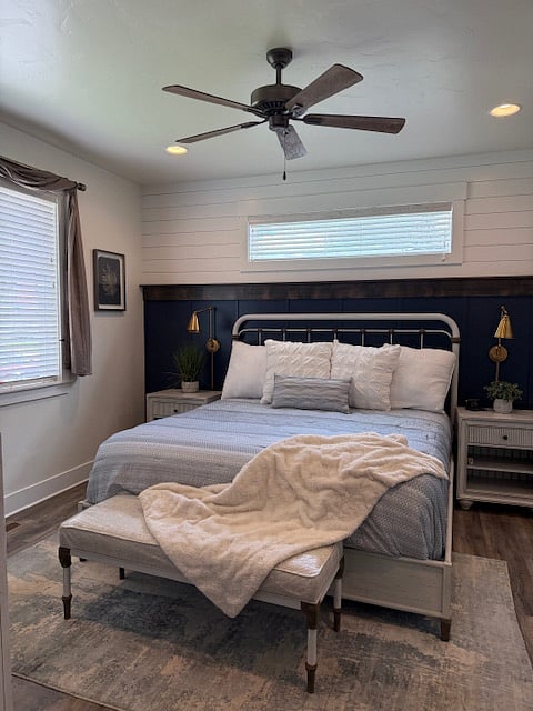 Main bedroom, 2 walk-in closets.