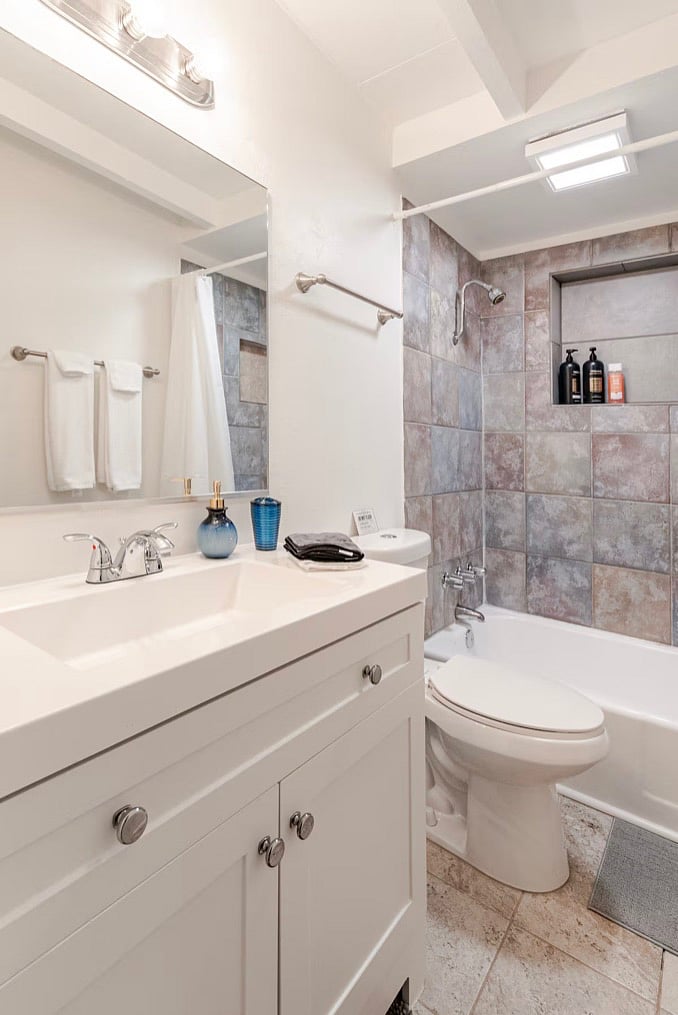 2nd bathroom with tub