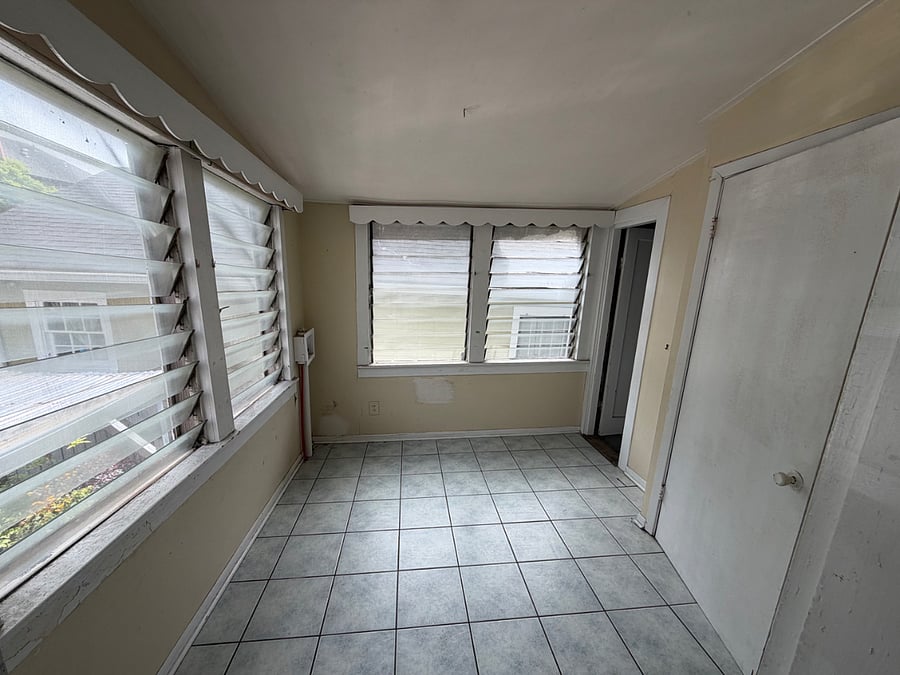 Sunroom, green room or extra