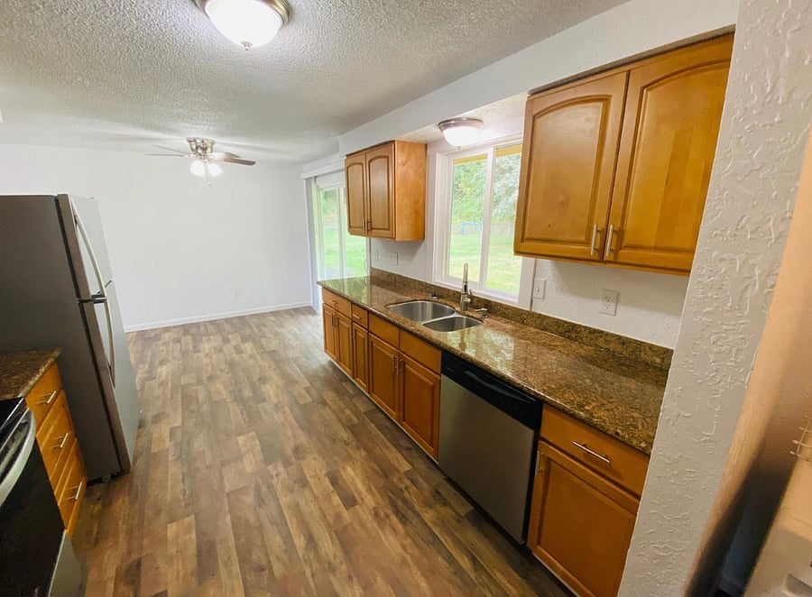 Kitchen & Dining