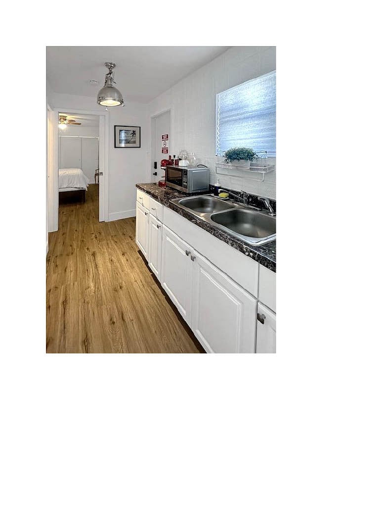 Wet bar/kitchenette area